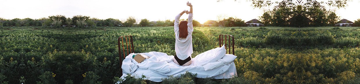 Frau in Yogastellung: Wie lange dauert das prämenstruelle Syndrom vor der Menstruation?