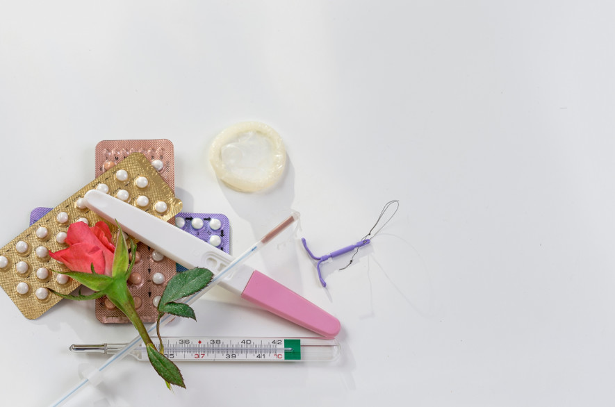 Ansammlung verschiedener Verhütungsmethoden wie Pille, Spirale und andere.